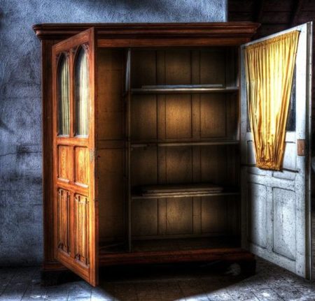 La lumière inonde les armoires vides…