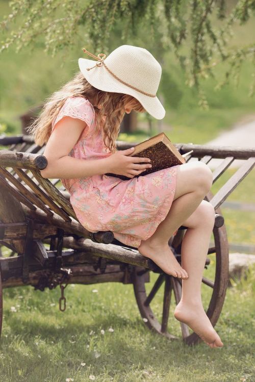 jeune fille brouette chapeau de paille livre Quart d'heure de lecture national 2025