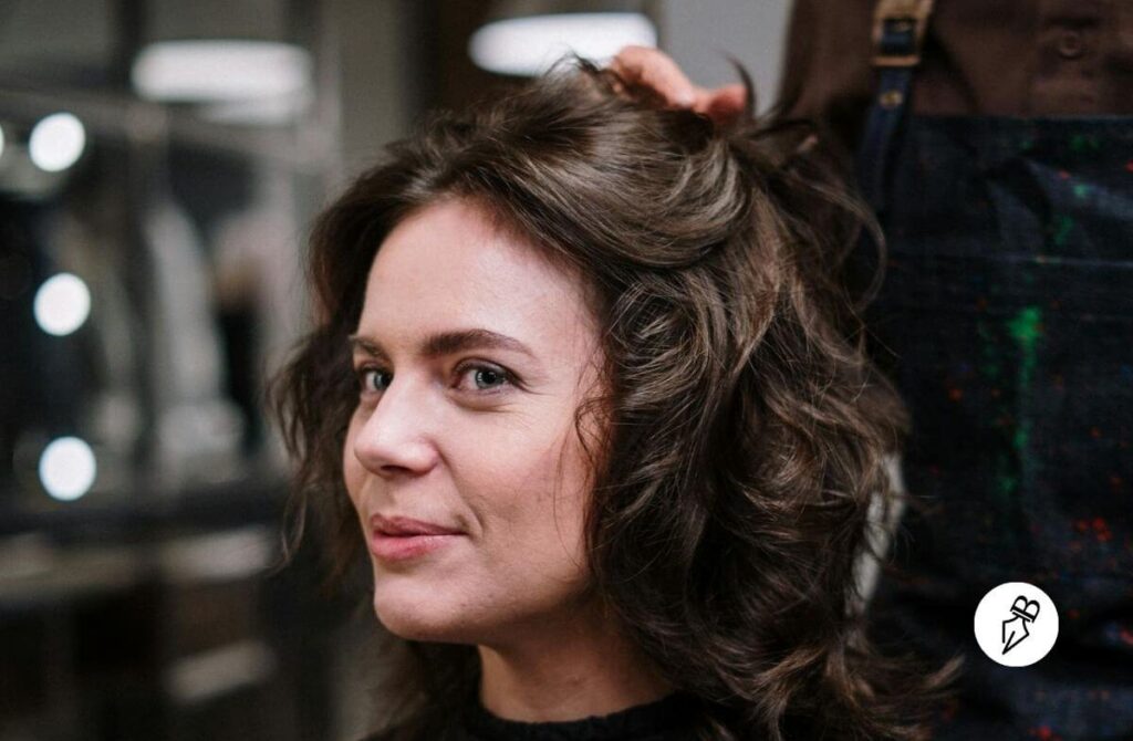 💇♂️ Maîtrisez le français chez le coiffeur : Guide complet de A2 à B2 Femme brune avec le sourire chez le coiffeur