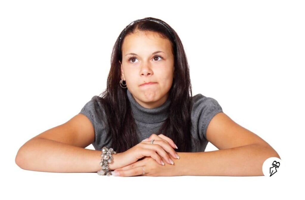 Le Mystère de EN et Y en Français : Guide Complet du Tuteur pour maîtriser ces deux Pronoms Adverbiaux Femme brune aux cheveux longs qui a un air interrogatif