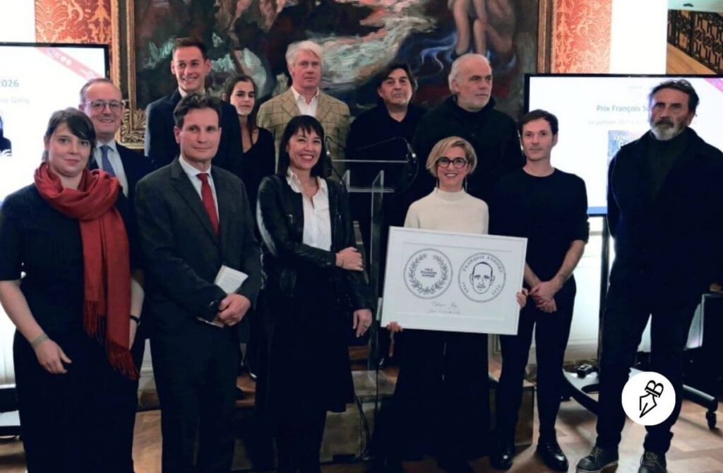 🌴 Valentine Goby : Une Plume Engagée Récompensée par le Prix François Sommer 2026 Les membres du Jury du Prix François Sommer et la lauréate, Valentine Goby ©Fondation François Sommer