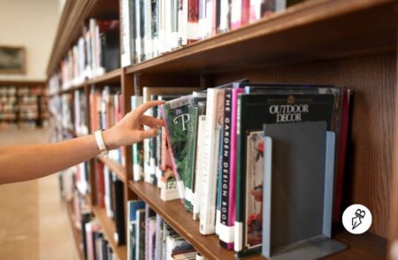 Comment choisir son prochain livre : 7 méthodes pour ne plus se tromper Vous venez de finir un livre et vous vous sentez "orphelin" ? Pas de panique ! On vous a préparé le guide ultime pour savoir enfin comment choisir son prochain livre sans se tromper.