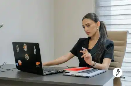 Passé composé ou imparfait : comment choisir le bon temps du passé Femme concentrée