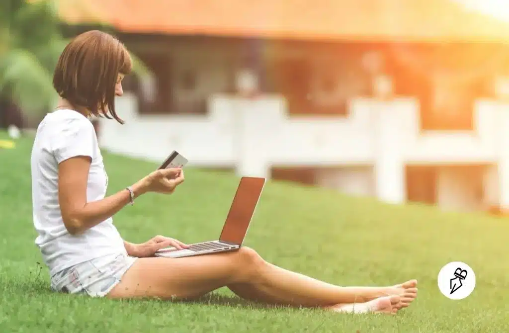 femme assise herbe indécise laptop Les pronoms compléments : le, la, lui ou leur ?