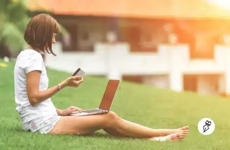 Les pronoms compléments : comment choisir entre le, la, les, lui et leur Femme hésitante