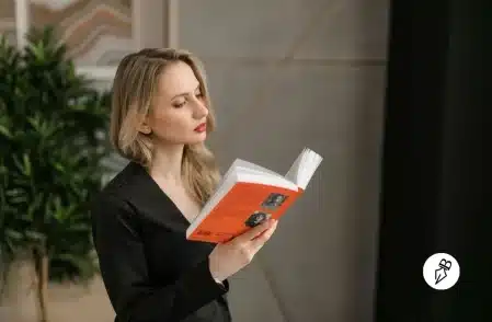 La liaison en français : quand et comment la faire Femme jeune concentrée lisant un livre