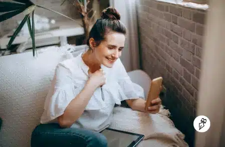 Le subjonctif en français : quand et pourquoi l’utiliser Jeune femme souriante