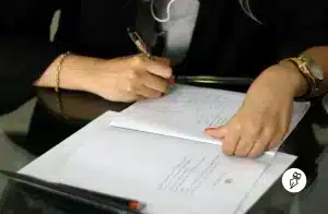 La lettre formelle en français : la méthode pour réussir au DELF Mains prenant des notes