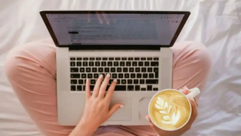 blogueuse ecrire article laptop capuccino Guest posting sites : comment choisir les meilleures plateformes