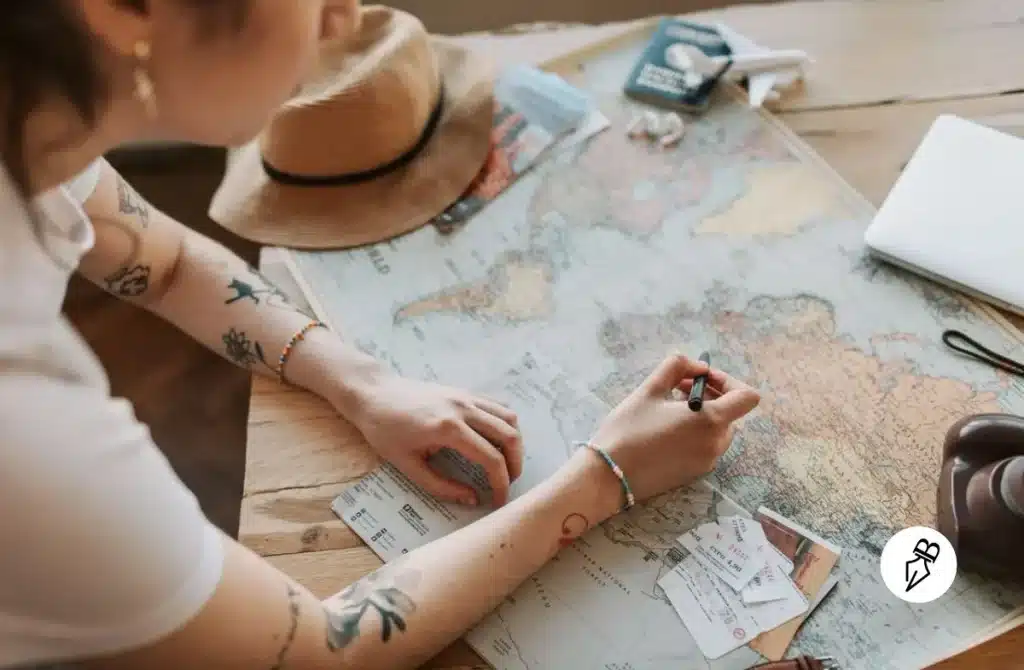 femme carte monde stylo chapeau paille avion voyage Prépositions avec les pays : à, en, au ou aux ?