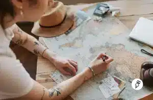 Personne aux bras tatoués planifiant un voyage