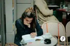 Quel DELF choisir ? Le guide pour trouver votre niveau, de A1 à B2 Jeune femme concentrée étudiant le DELF