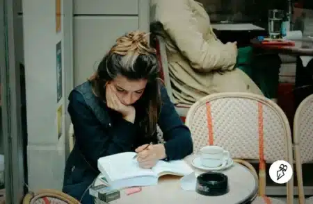 Quel DELF choisir ? Le guide pour trouver votre niveau, de A1 à B2 Jeune femme concentrée étudiant le DELF